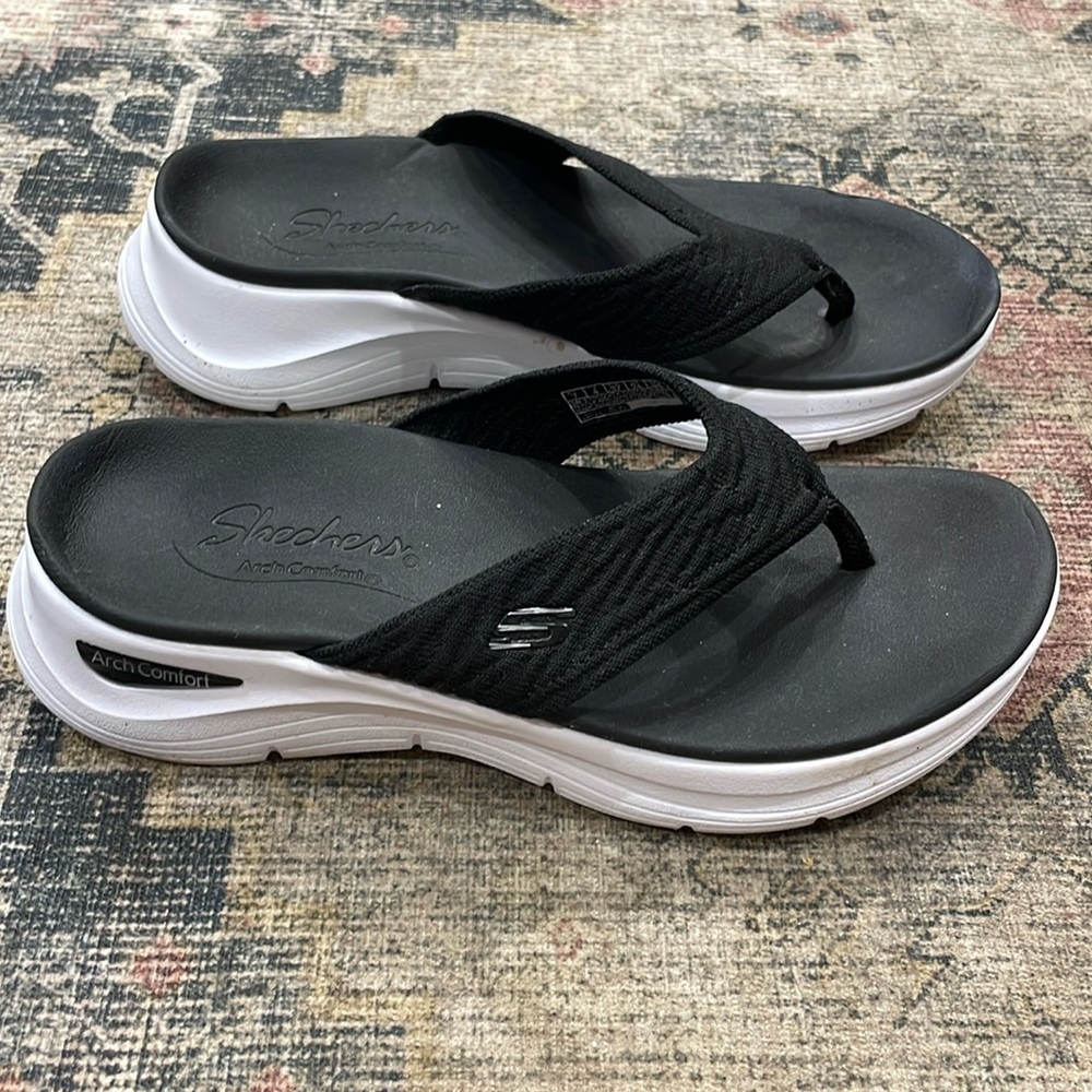 Sketchers flip flops